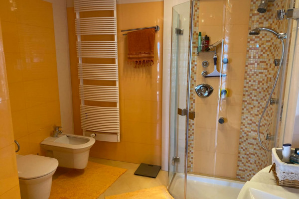 Отдельно стоящее здание в историческом центре Львова